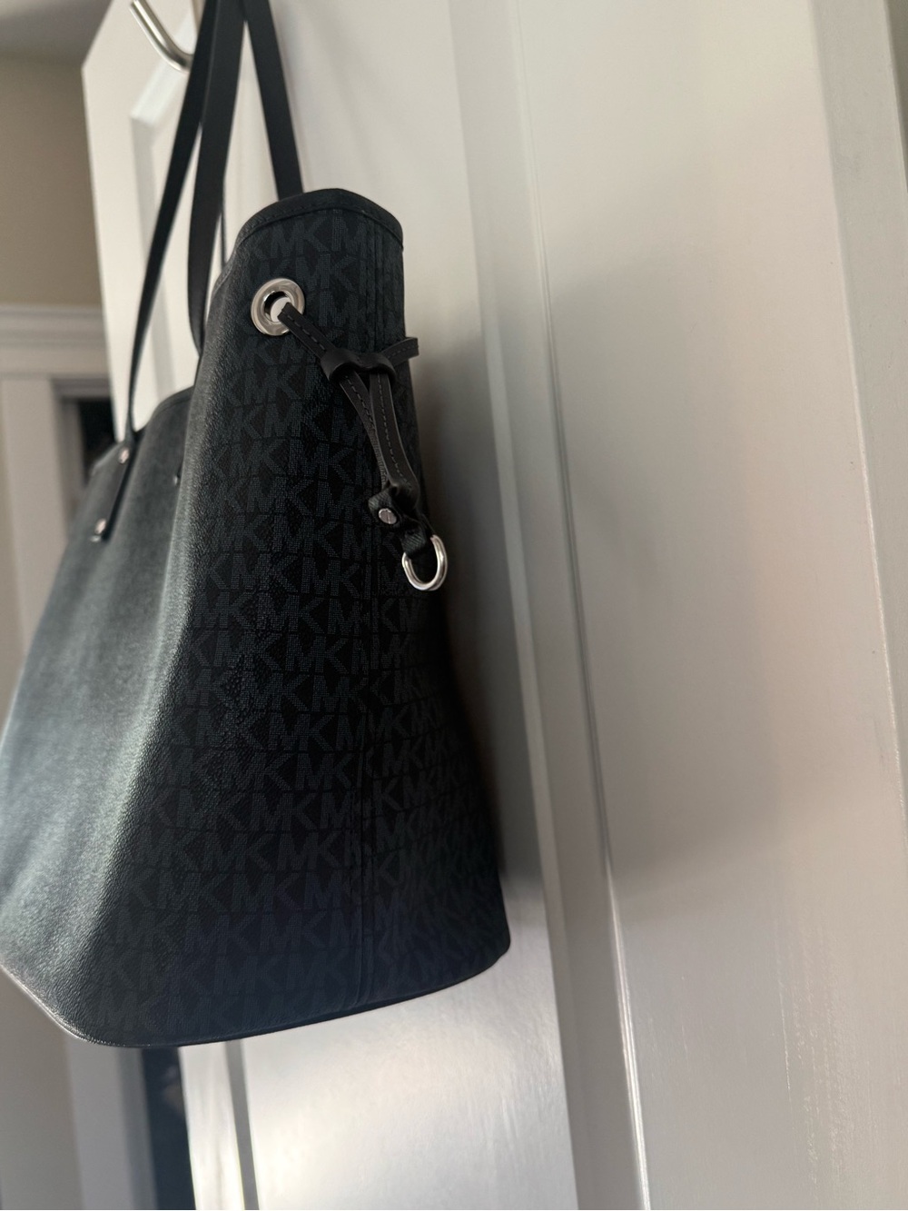 Michael Kors Signature Jet Set Travel Large Drawstring Tote with Center Stripe. - Picture 3 of 13